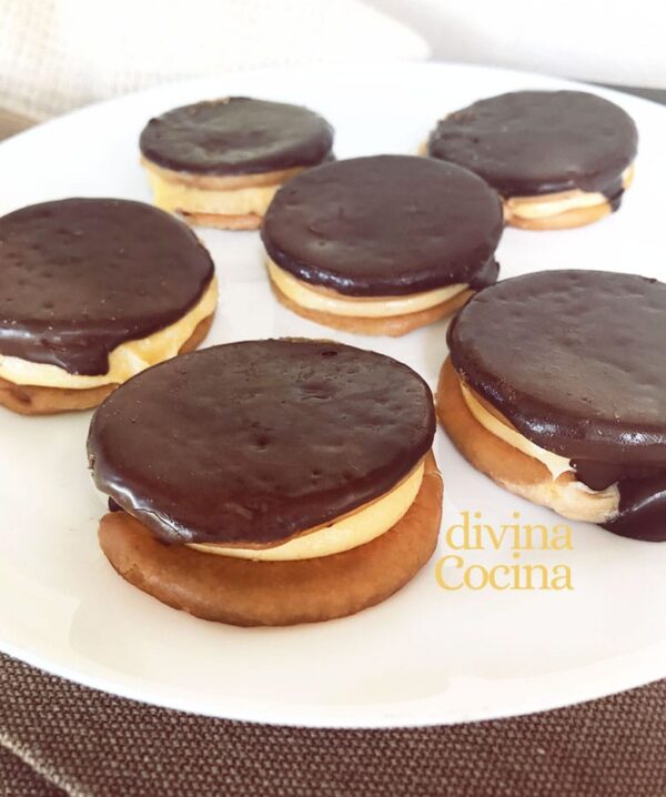 Galletas rellenas cubiertas con chocolate