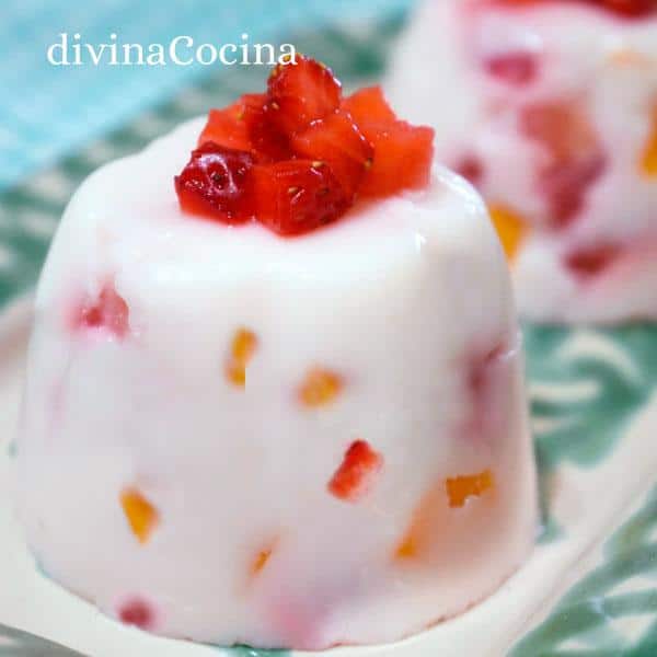 Gelatina de yogur y frutas