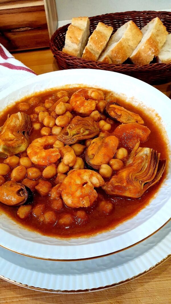 Guiso de garbanzos con langostinos y alcachofas