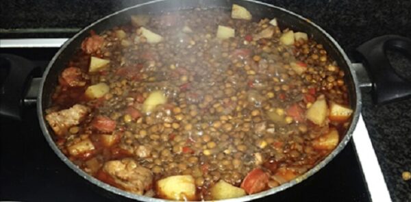 Guiso de lentejas, ideal para los días frios, Si te gusta dinos HOLA y dale a Me Gusta MIREN …