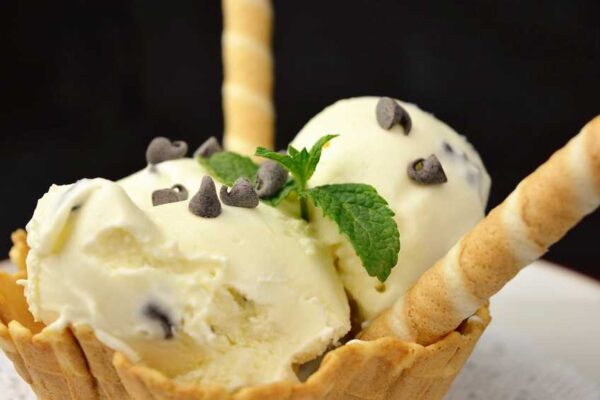 Helado de chocolate blanco con pepitas de chocolate