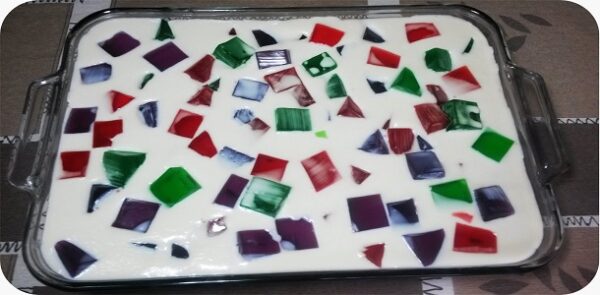 Hoy te enseñamos a hacer una bonita y rica GELATINA de MOSAICO De agua y leche! Si te gusta dinos HOLA y dale a Me Gusta MIREN …