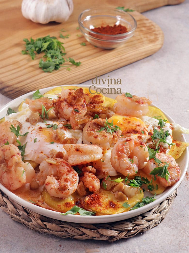 huevos fritos con gambones al ajillo huevos fritos con gambones al ajillo