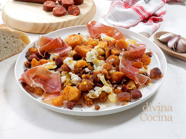 Huevos rotos con migas y jamón