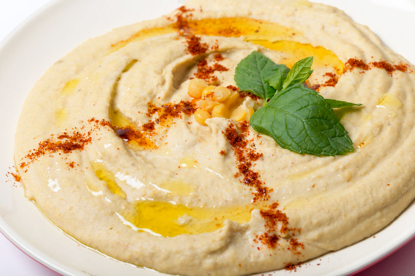 hummus en un plato de servicio hummus en un plato de servicio