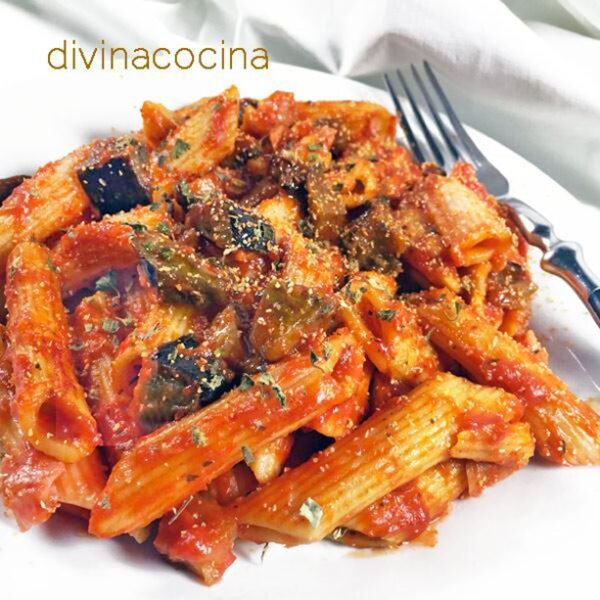 Macarrones con berenjenas y tomate