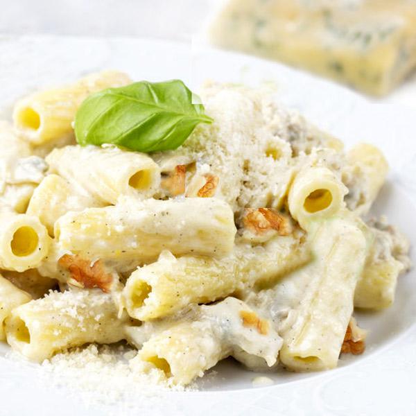 Macarrones con queso azul y nueces