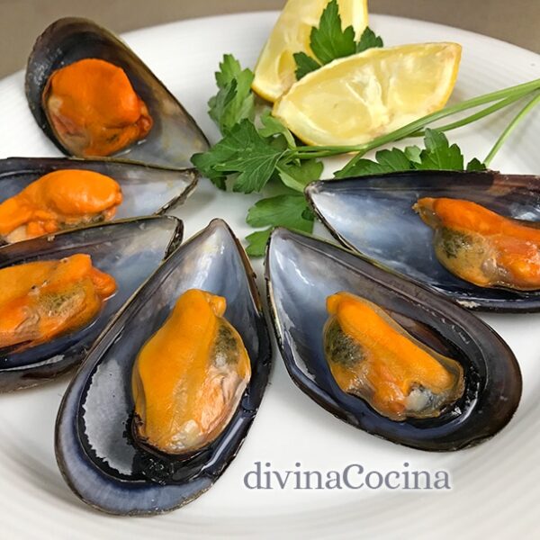 Mejillones al vapor con pimienta y limón