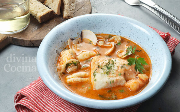 Merluza a la marinera con gambones y almejas