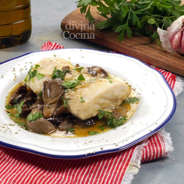 Merluza con setas o champiñones