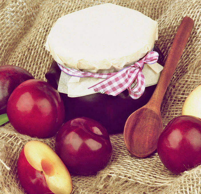 mermelada de ciruelas en un bote mermelada de ciruelas en un bote