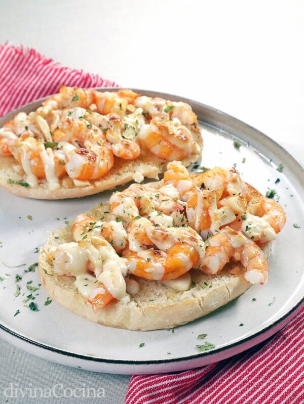 Mollete gratinado de gambas al ajillo