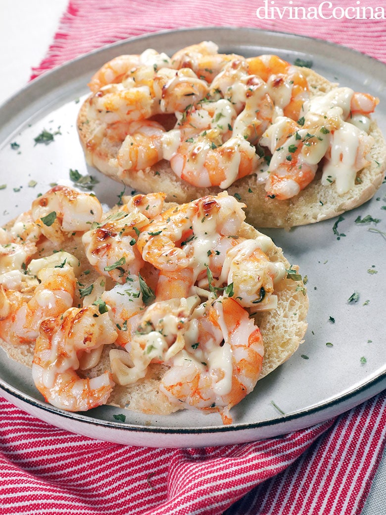 mollete de gambas al ajillo