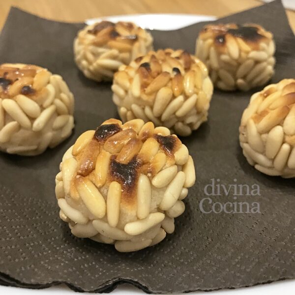 Panellets o empiñonados