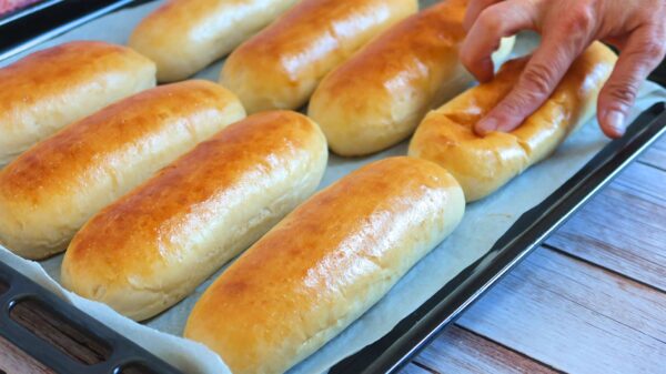 Panes de perrito calientes ligeros y esponjosos