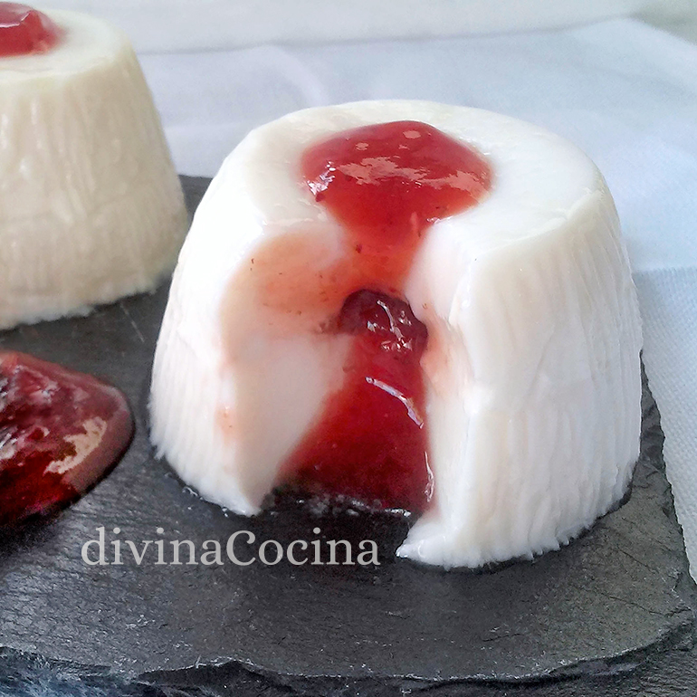 panna cotta de yogur rellena de mermelada