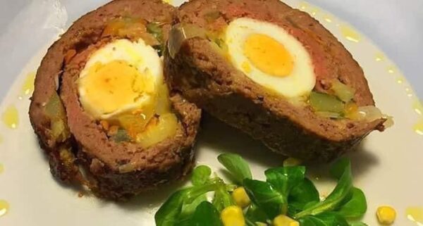 Pastel de carne picada rellena de huevos y sopa Campbell de verdura