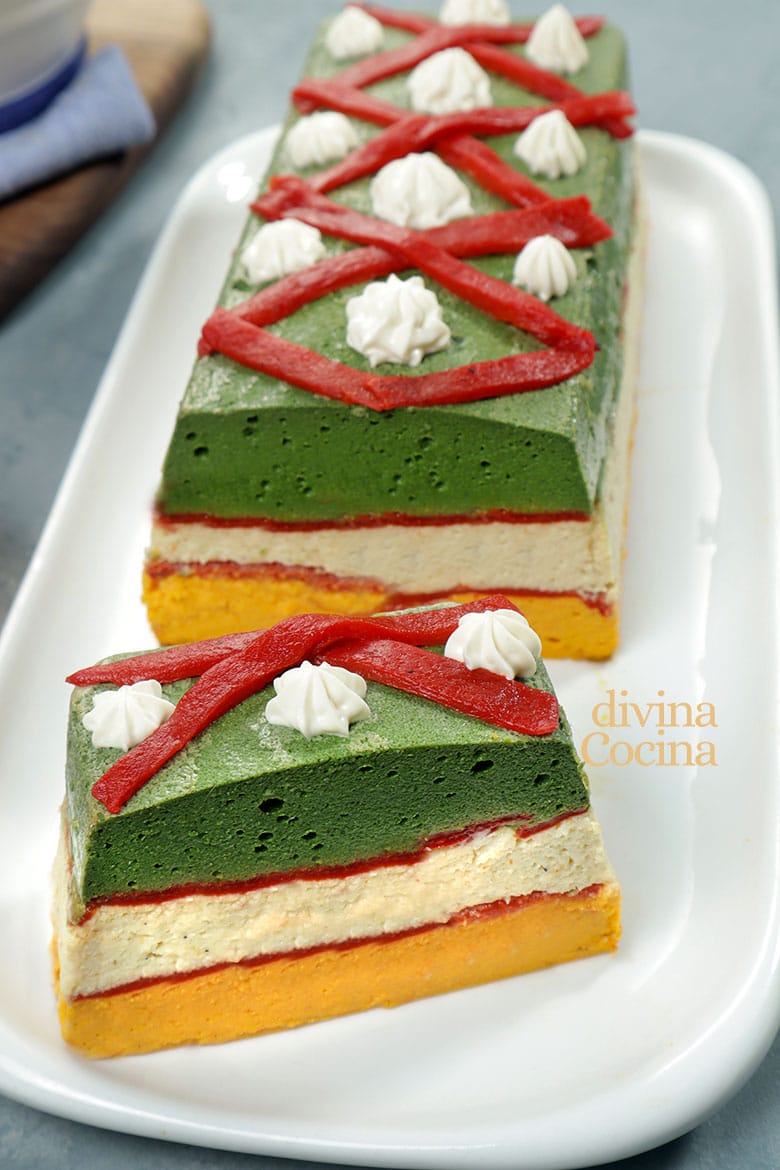 pastel de verduras en capas tres colores