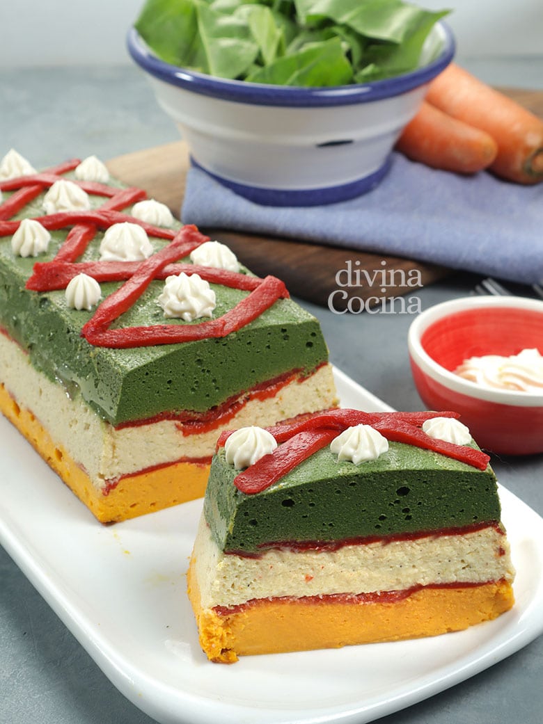 pastel de verduras en capas tres colores