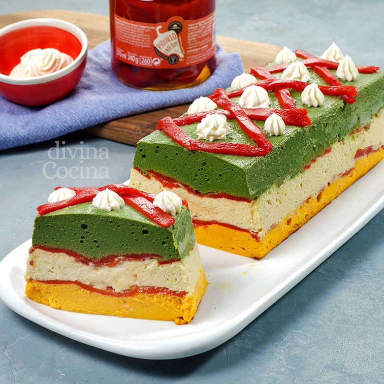 pastel de verduras en capas tres colores