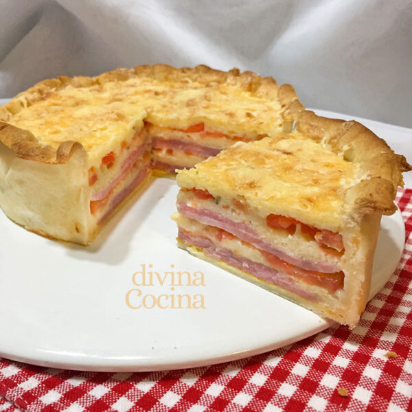 Pastel napolitano de jamón, queso y tomate