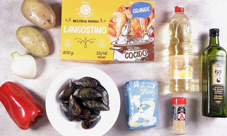 patatas alinadas con langostinos y mejillones