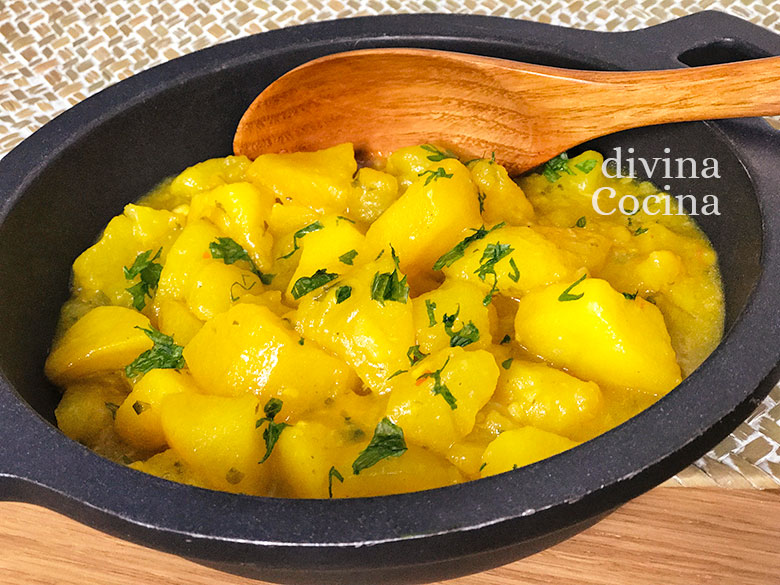 patatas guisadas en amarillo
