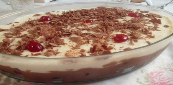 Pavê de bombons e cereja