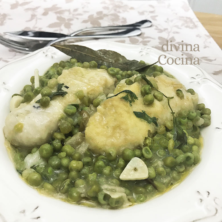 pescado con guisantes