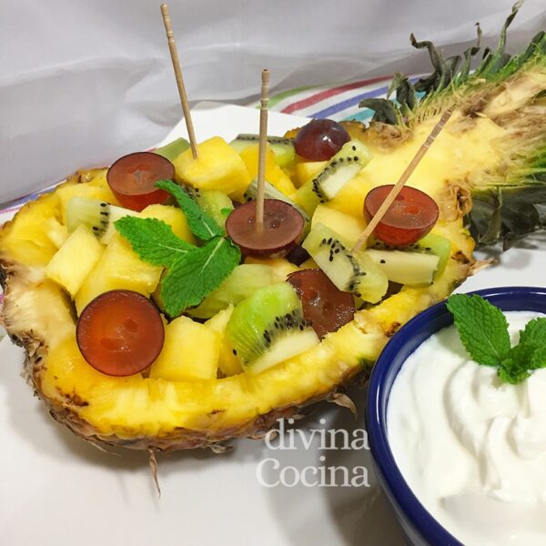 Piña natural rellena de frutas
