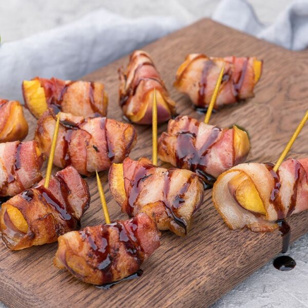 Pinchos de bacon y frutas