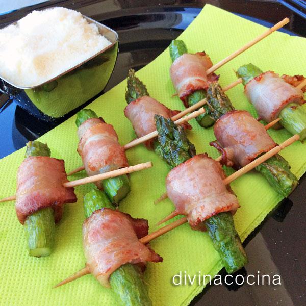 Pinchos de espárragos y bacon
