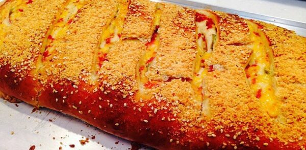 Pão de calabresa, queijo e azeitona