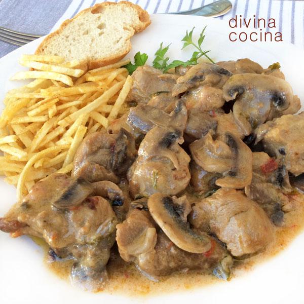 Pollo a la crema con champiñones
