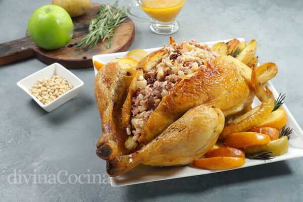 Pollo de corral relleno de carne y frutos secos