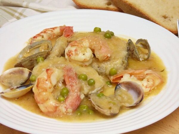 Receta de Merluza a la marinera con gambas y almejas