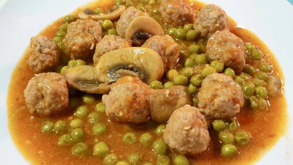 Receta de albondigas con champiñones y guisantes