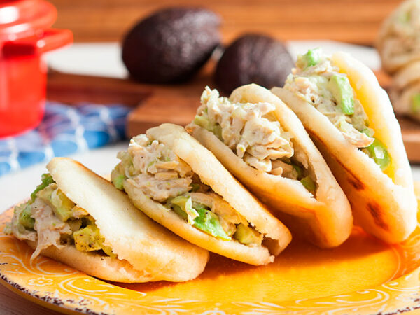 Receta de arepa de pollo y aguacate