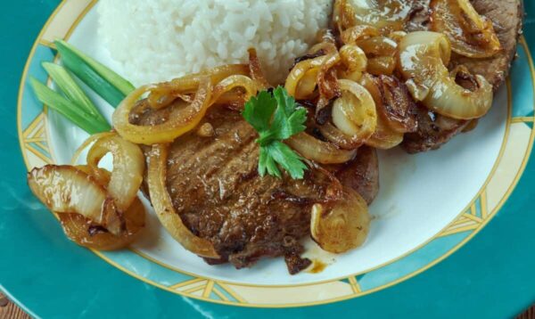 Receta de bistec encebollado