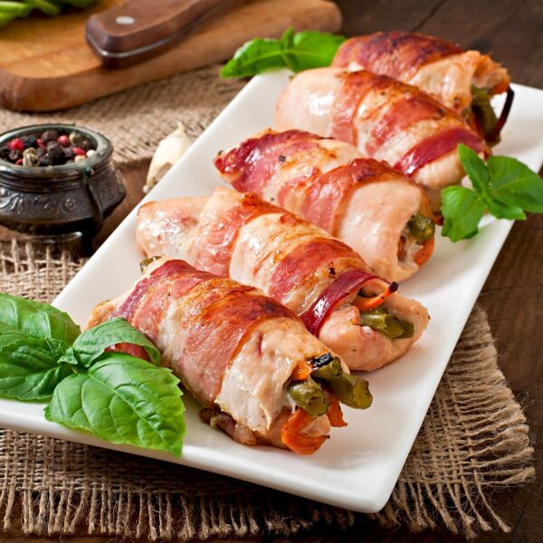 Receta de pechuga rellena de verduras envuelta en tocino