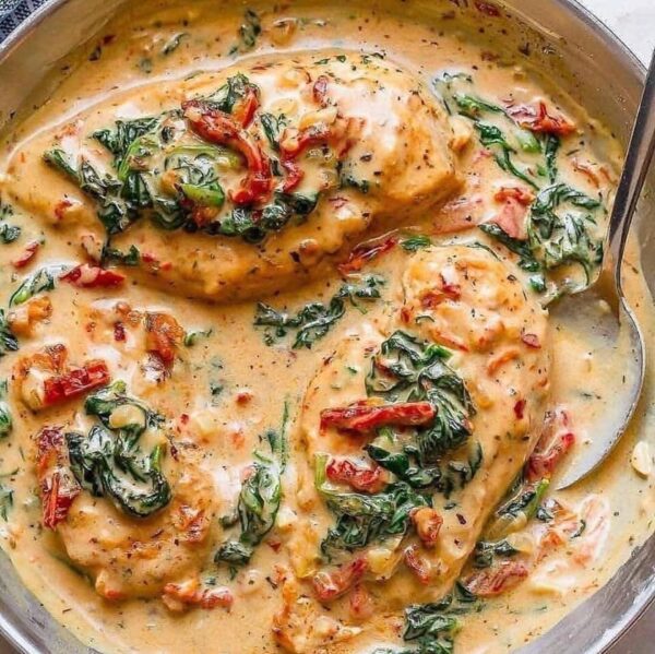 Receta de pollo con salsa de espinacas y tomatitos cherry