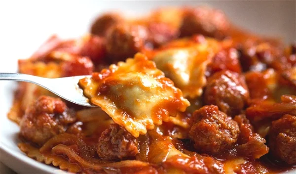 Receta de ravioles con salsa de tomates y carne de res molida