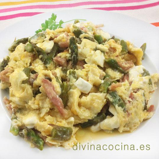 Revuelto de espárragos, bacon y queso