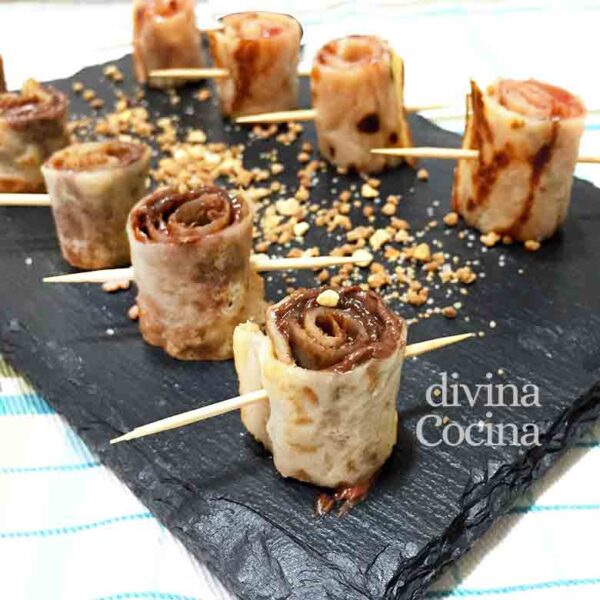 Rollitos de crepes dulces rellenos