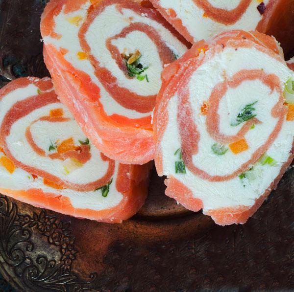 Rollitos de salmon ahumado rellenos