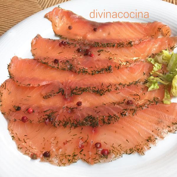 Salmón marinado en sal y azúcar (Gravlax)