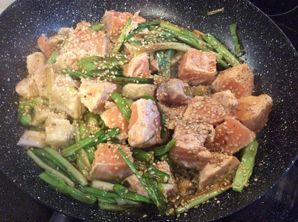 salmón salteado con ajetes salmón salteado con ajetes