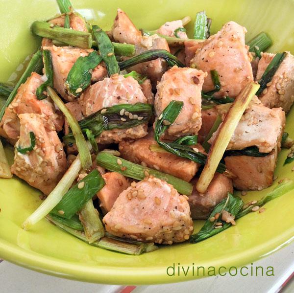 Salmón salteado con ajetes