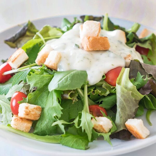 Salsa César rápida y fácil para ensaladas