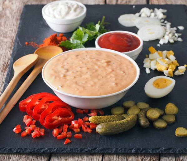 Salsa mil islas para ensaladas y platos fríos
